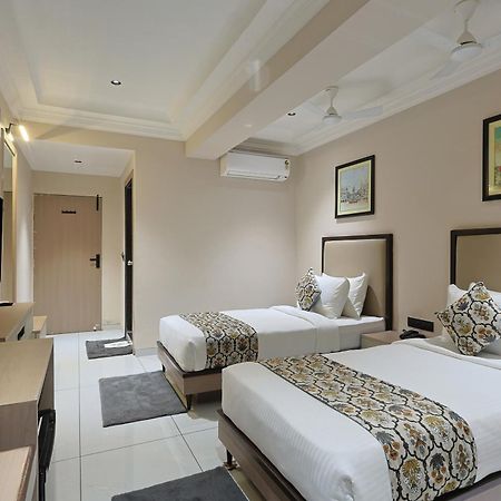 Hotel Royal Town Ahmadabad Zewnętrze zdjęcie