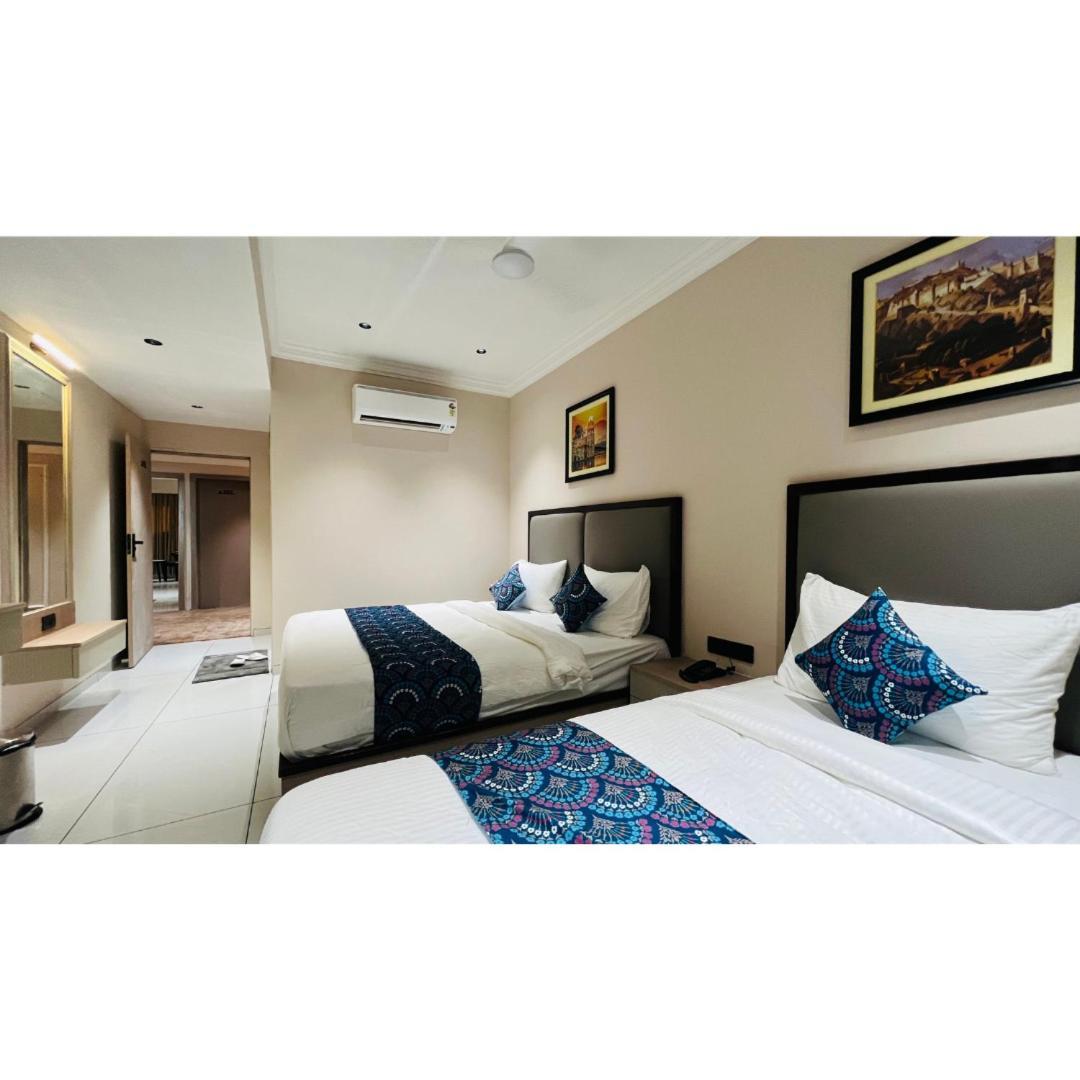 Hotel Royal Town Ahmadabad Zewnętrze zdjęcie