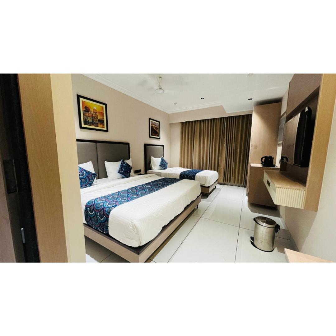 Hotel Royal Town Ahmadabad Zewnętrze zdjęcie