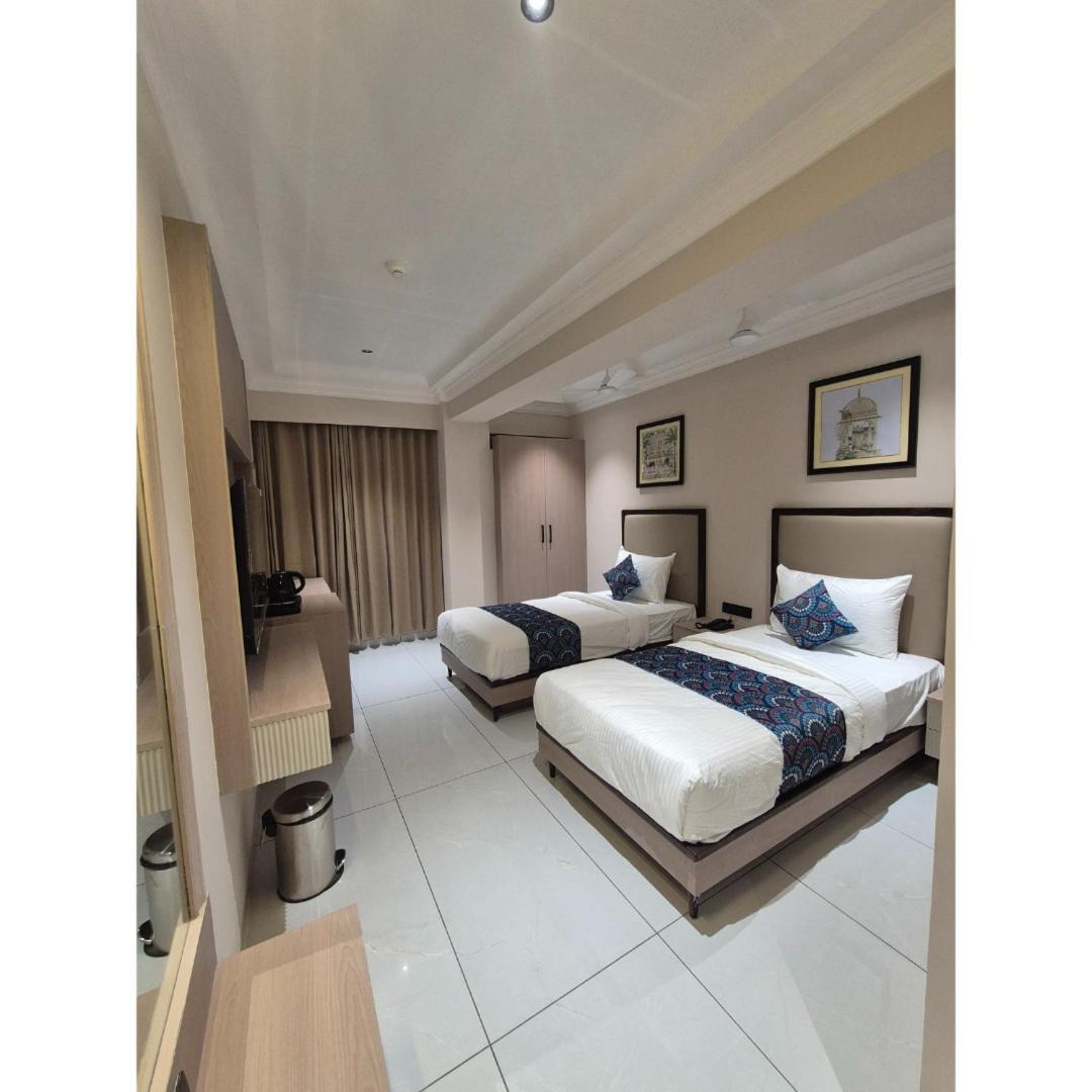 Hotel Royal Town Ahmadabad Zewnętrze zdjęcie