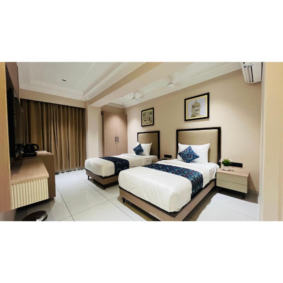 Hotel Royal Town Ahmadabad Zewnętrze zdjęcie