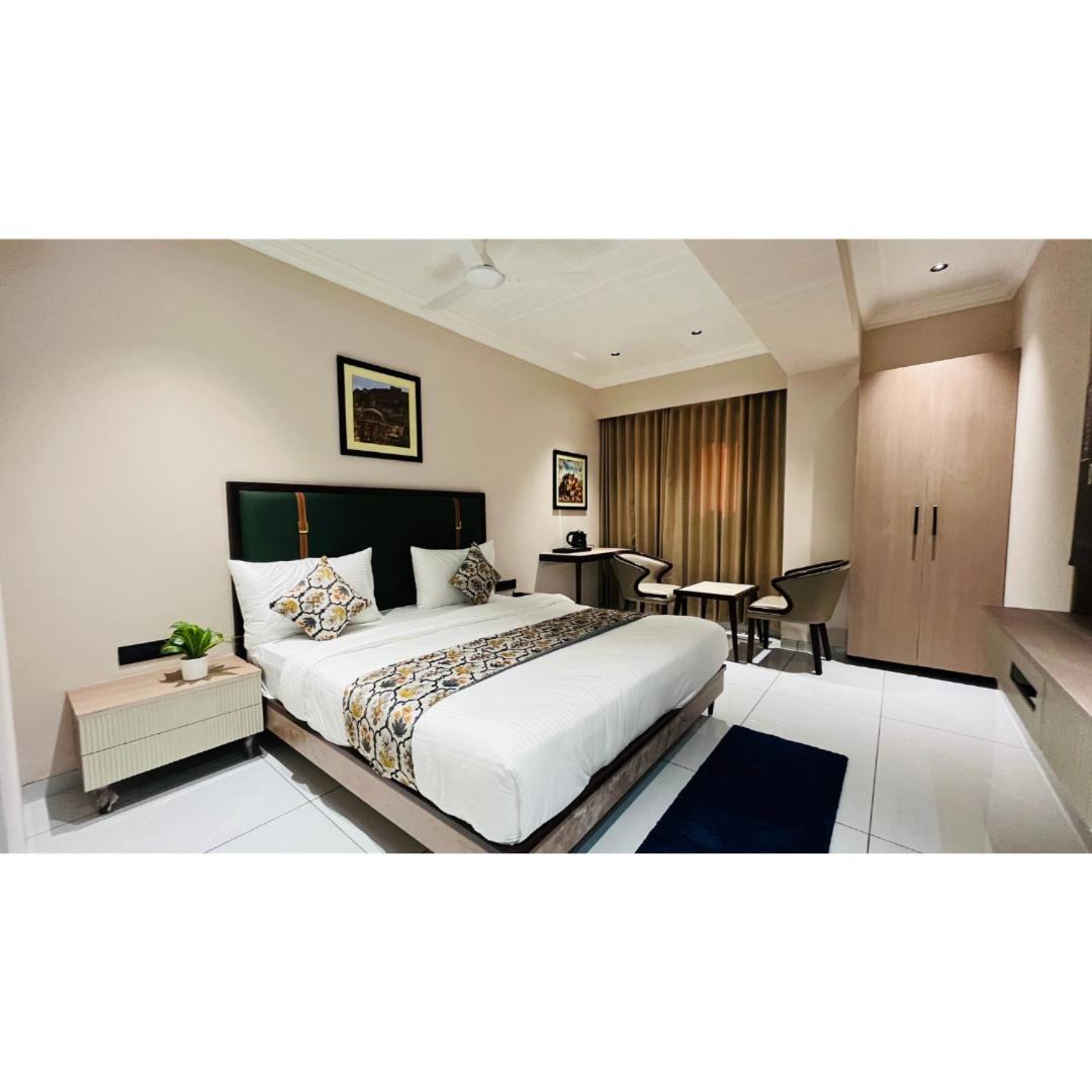 Hotel Royal Town Ahmadabad Zewnętrze zdjęcie