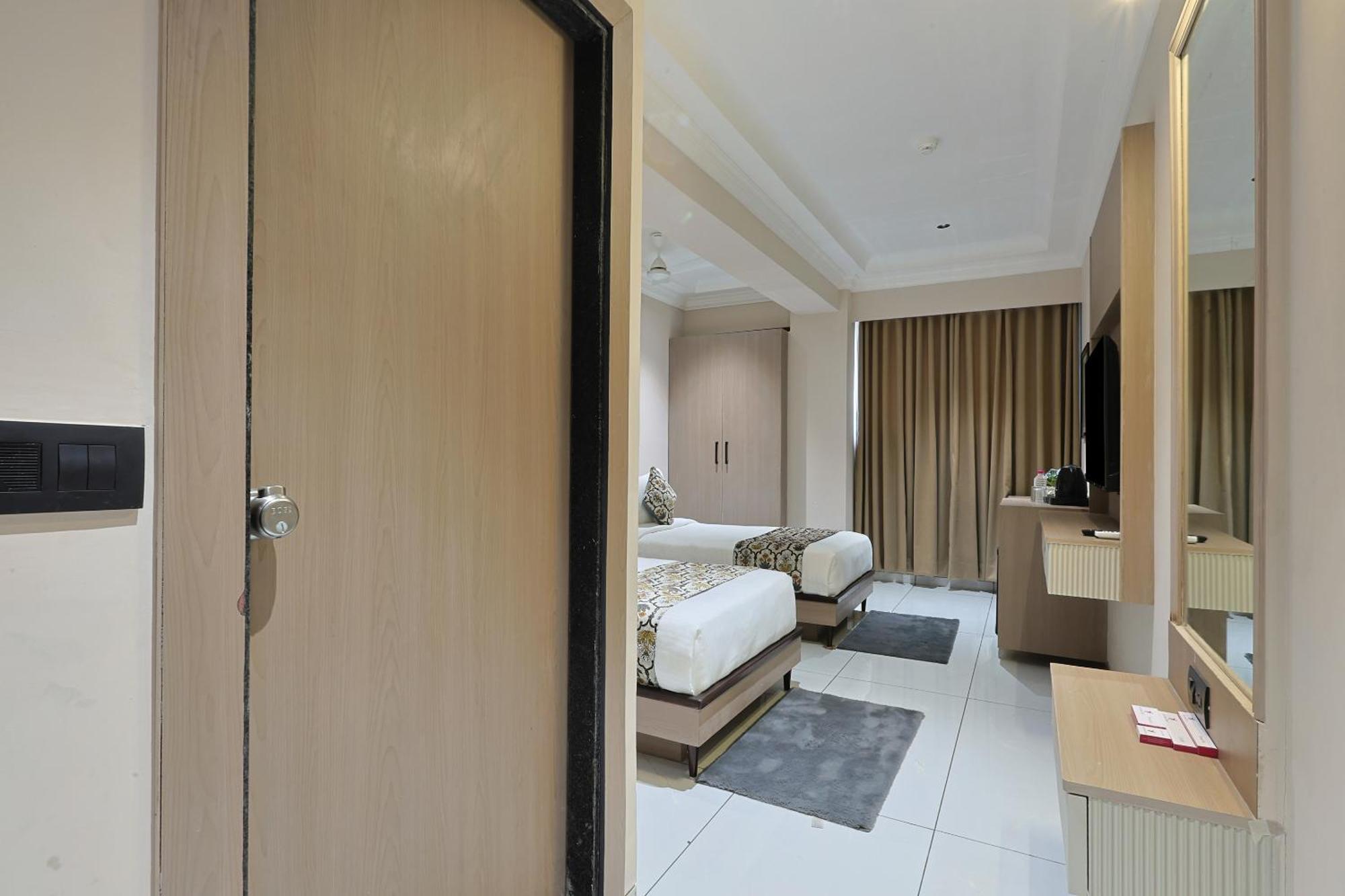 Hotel Royal Town Ahmadabad Zewnętrze zdjęcie