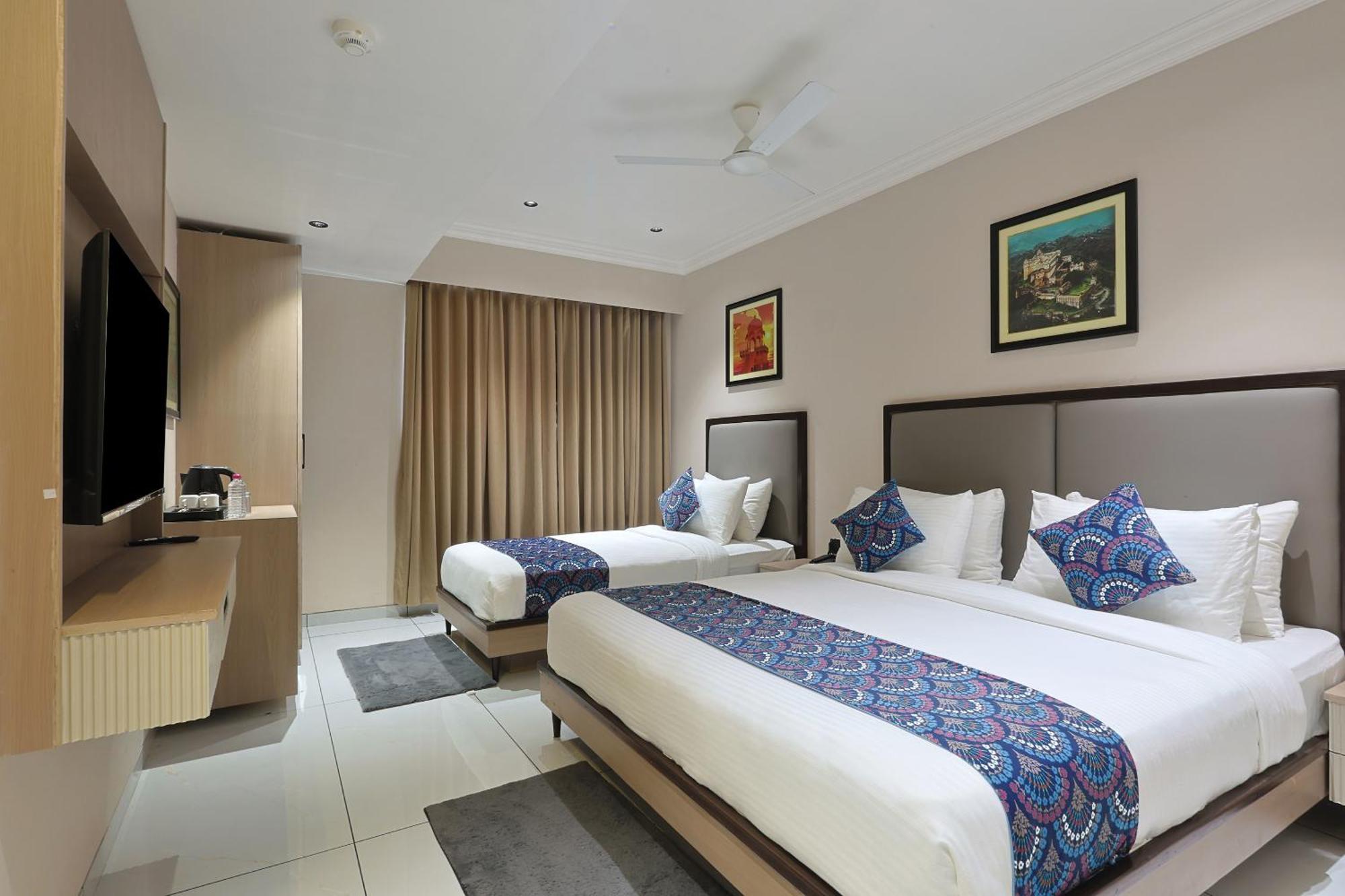 Hotel Royal Town Ahmadabad Zewnętrze zdjęcie