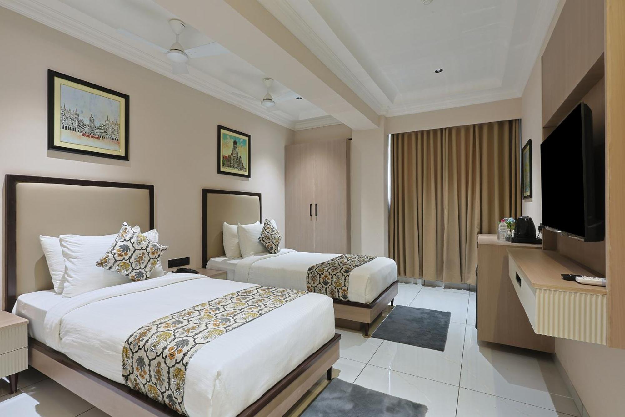Hotel Royal Town Ahmadabad Zewnętrze zdjęcie