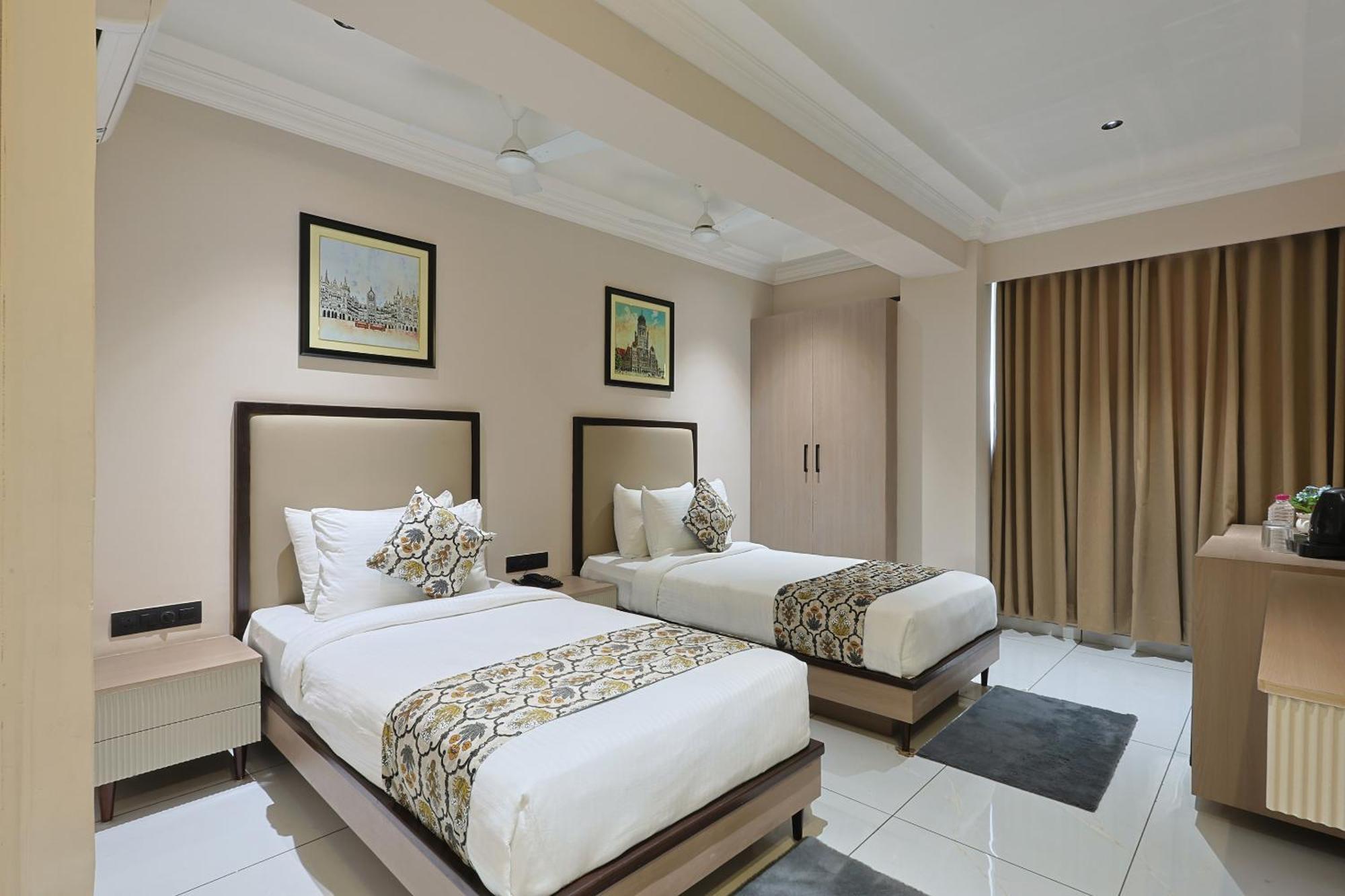 Hotel Royal Town Ahmadabad Zewnętrze zdjęcie