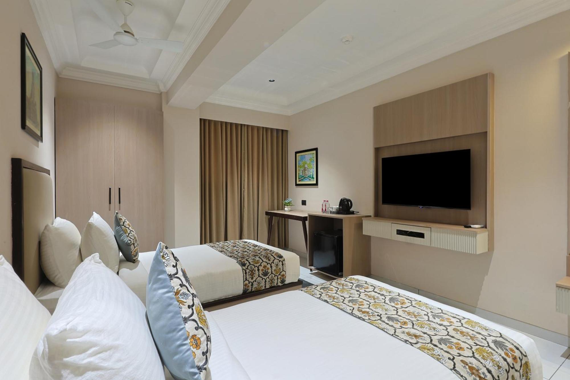 Hotel Royal Town Ahmadabad Zewnętrze zdjęcie