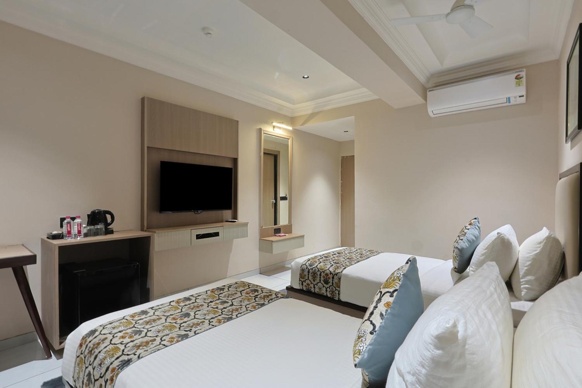 Hotel Royal Town Ahmadabad Zewnętrze zdjęcie