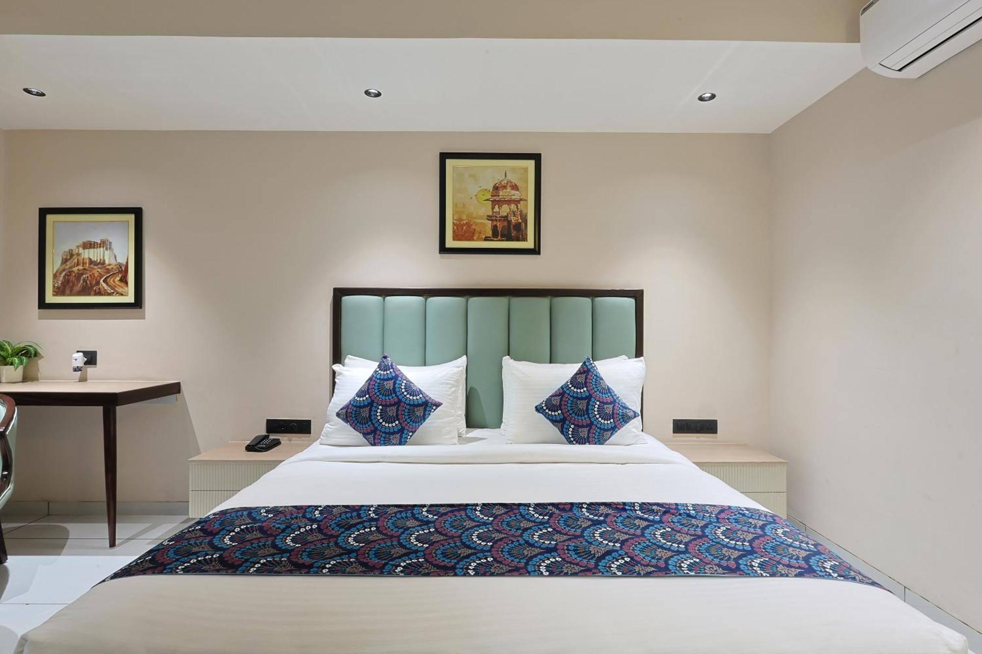 Hotel Royal Town Ahmadabad Zewnętrze zdjęcie