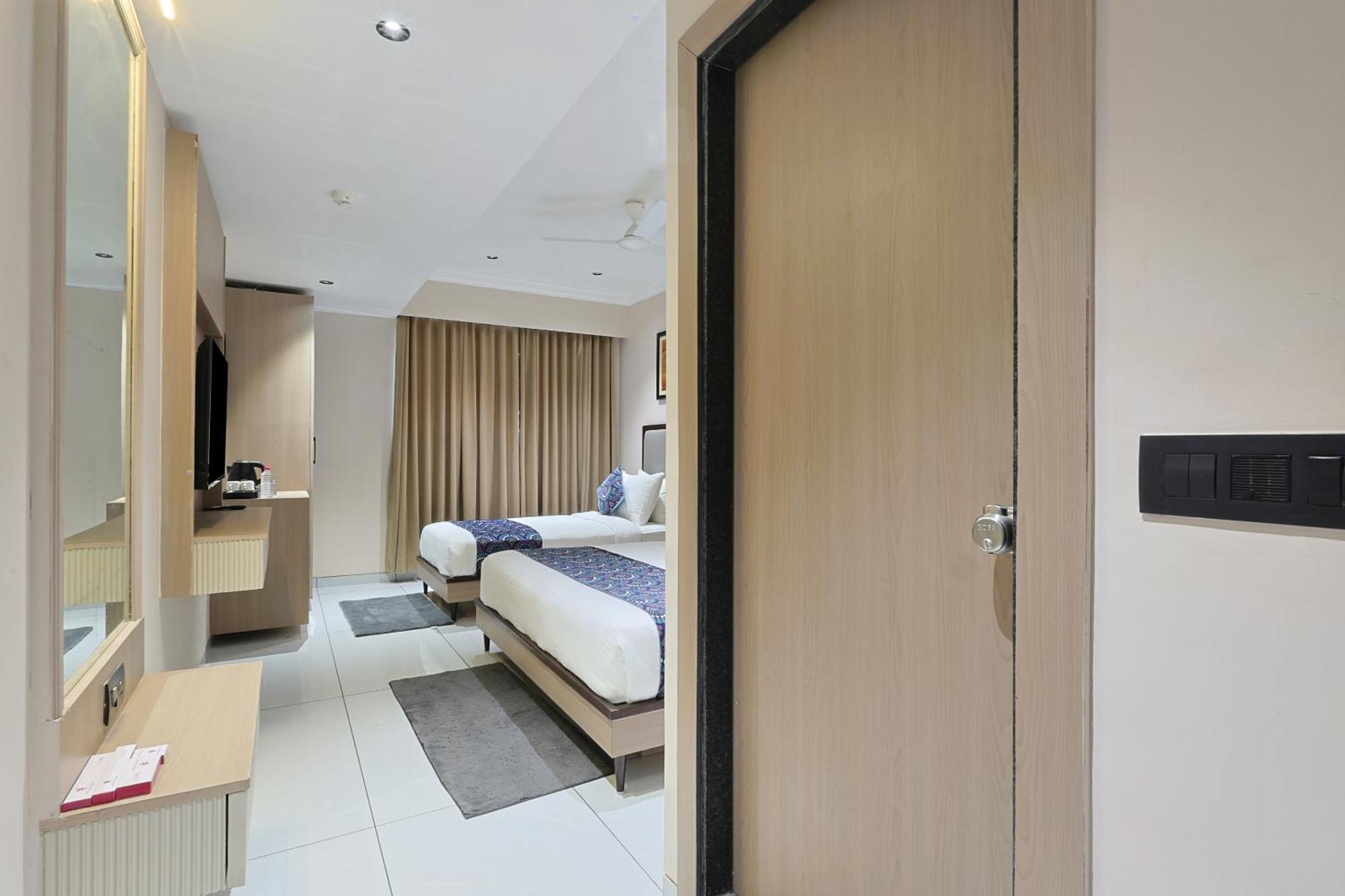 Hotel Royal Town Ahmadabad Zewnętrze zdjęcie