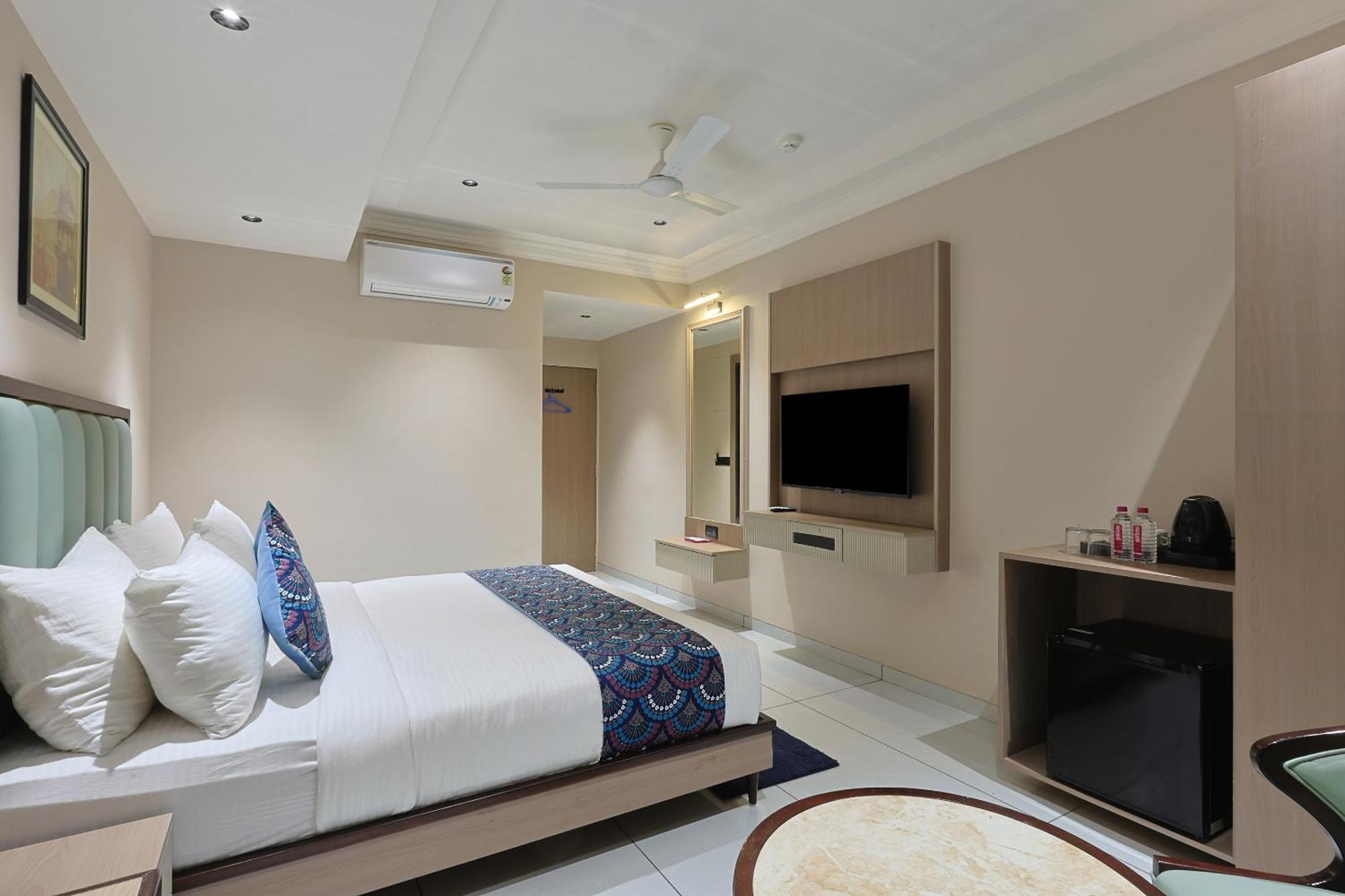 Hotel Royal Town Ahmadabad Zewnętrze zdjęcie